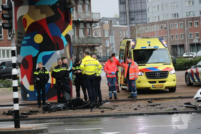 Gewonden en veel schade na botsing op kruising