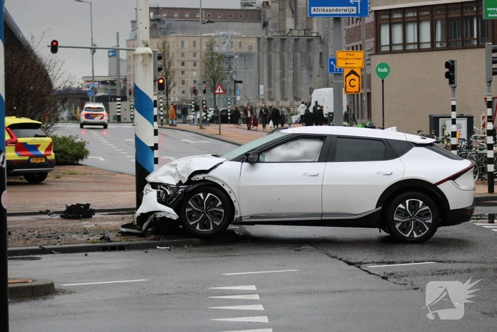 Gewonden en veel schade na botsing op kruising