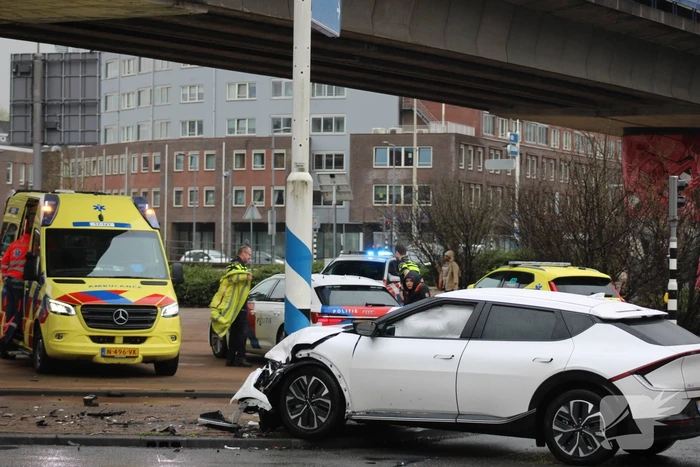 Gewonden en veel schade na botsing op kruising