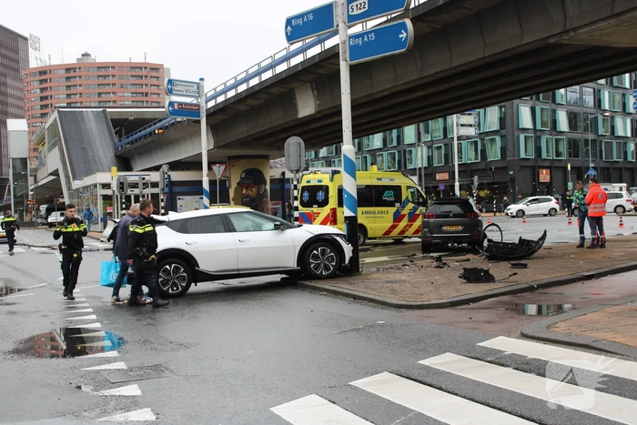 Gewonden en veel schade na botsing op kruising