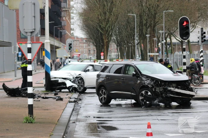 Gewonden en veel schade na botsing op kruising