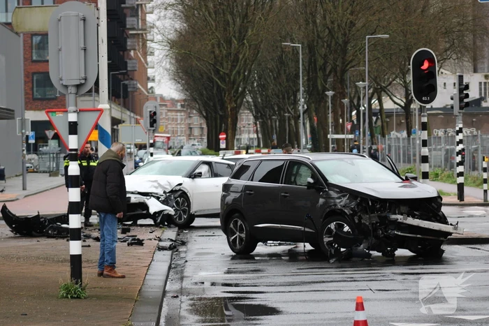 Gewonden en veel schade na botsing op kruising