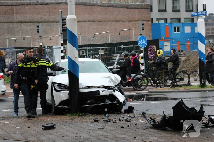 Gewonden en veel schade na botsing op kruising