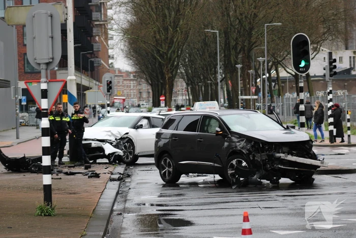 Gewonden en veel schade na botsing op kruising