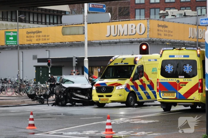Gewonden en veel schade na botsing op kruising