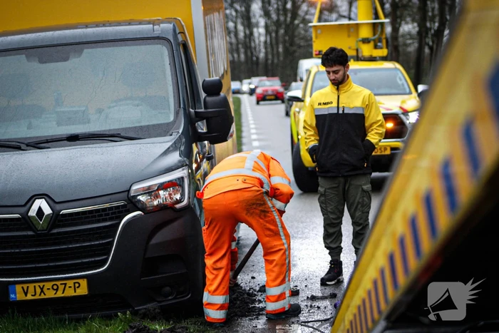 Jumbo bezorger raakt met bakwagen van weg en komt vast te zitten