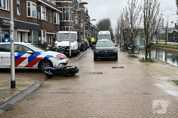 Vluchtende scooterrijder gewond bij aanrijding