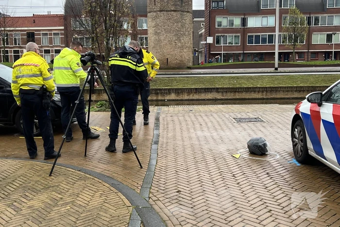 Vluchtende scooterrijder gewond bij aanrijding
