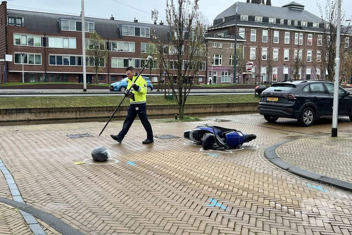 Vluchtende scooterrijder gewond bij aanrijding