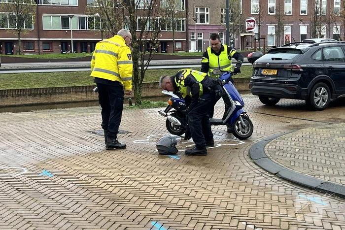 Vluchtende scooterrijder gewond bij aanrijding