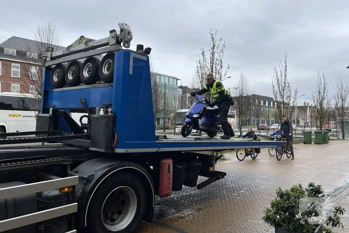 Vluchtende scooterrijder gewond bij aanrijding