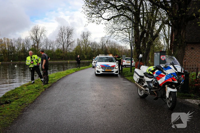 Bestelbus verdwijnt volledig onder water