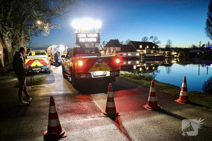 Bestelbus verdwijnt volledig onder water
