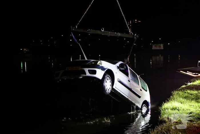Bestelbus verdwijnt volledig onder water