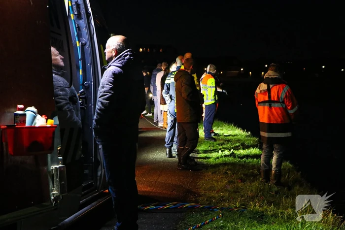 Bestelbus verdwijnt volledig onder water