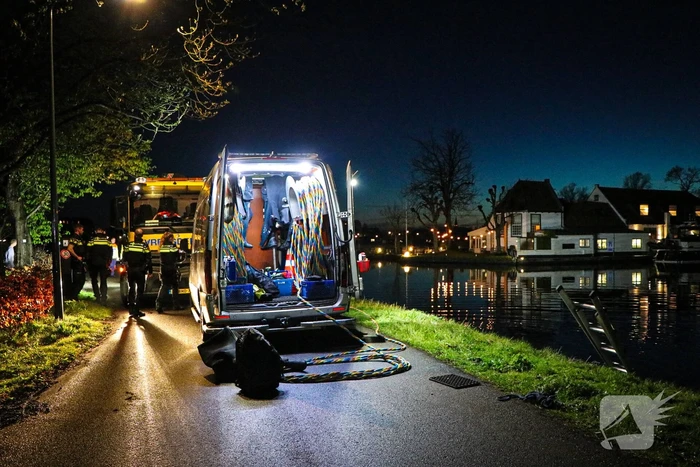 Bestelbus verdwijnt volledig onder water