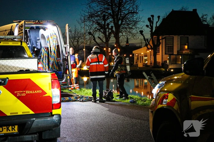 Bestelbus verdwijnt volledig onder water