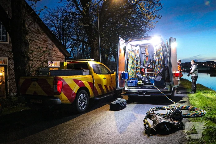 Bestelbus verdwijnt volledig onder water