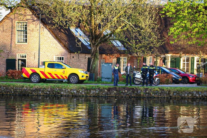 Bestelbus verdwijnt volledig onder water