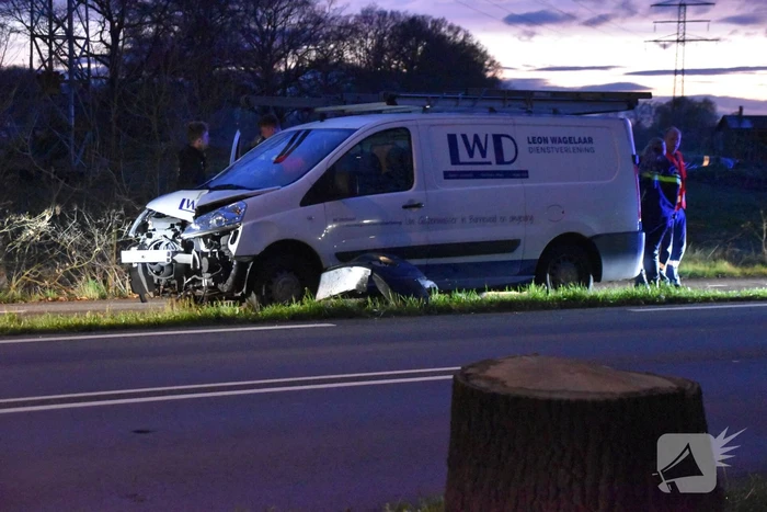 Bestelbus fors beschadigd na botsing tegen lantaarnpaal