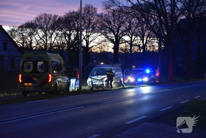 Bestelbus fors beschadigd na botsing tegen lantaarnpaal