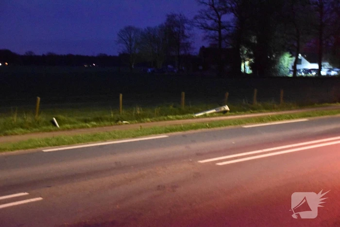 Bestelbus fors beschadigd na botsing tegen lantaarnpaal
