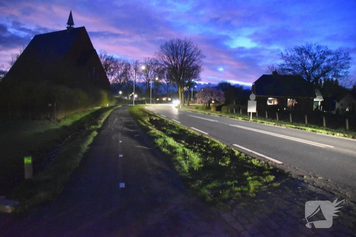 Bestelbus fors beschadigd na botsing tegen lantaarnpaal