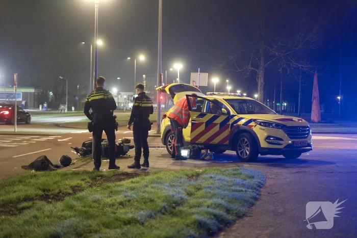 Automobilist laat aangereden scooterrijdster achter