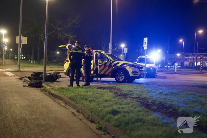 Automobilist laat aangereden scooterrijdster achter