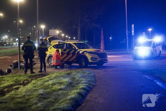 Automobilist laat aangereden scooterrijdster achter