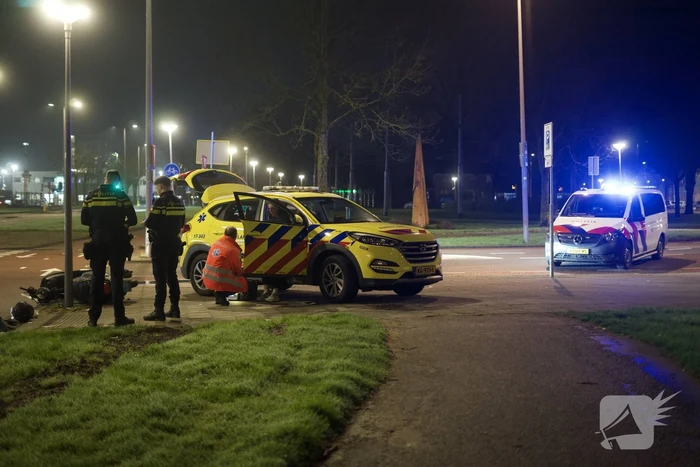 Automobilist laat aangereden scooterrijdster achter