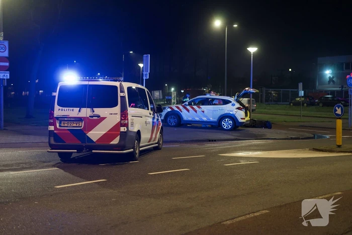 Automobilist laat aangereden scooterrijdster achter