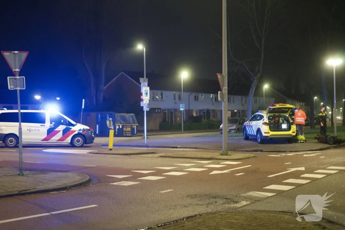 Automobilist laat aangereden scooterrijdster achter