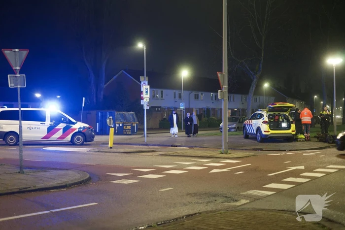 Automobilist laat aangereden scooterrijdster achter