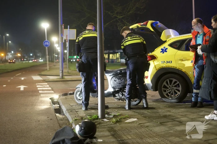 Automobilist laat aangereden scooterrijdster achter