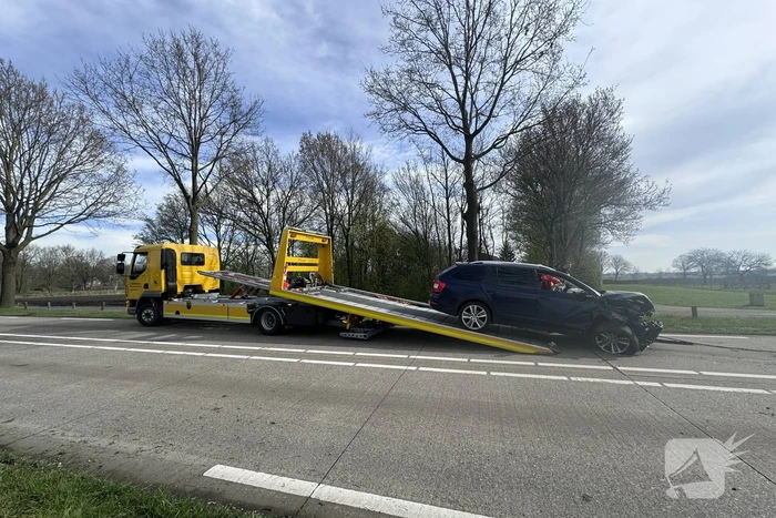 Automobilist botst frontaal op boom