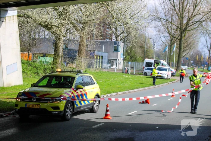 Drie gewonden na frontale botsing tegen pijler van viaduct