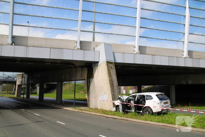 Drie gewonden na frontale botsing tegen pijler van viaduct