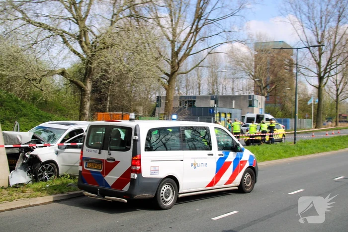 Drie gewonden na frontale botsing tegen pijler van viaduct