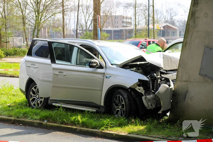 Drie gewonden na frontale botsing tegen pijler van viaduct