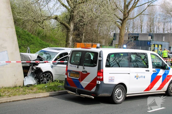 Drie gewonden na frontale botsing tegen pijler van viaduct