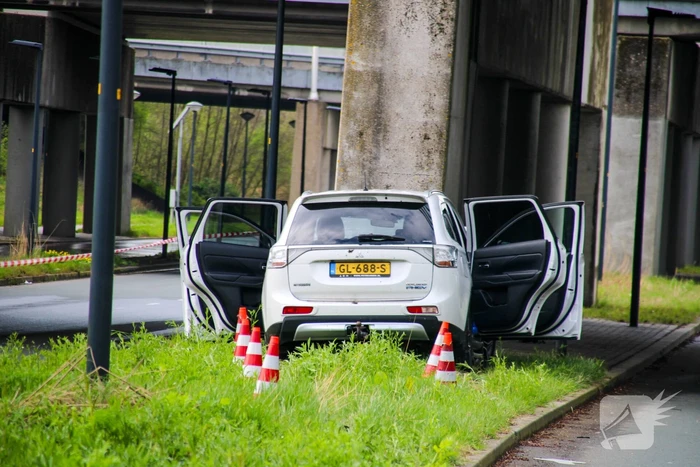 Drie gewonden na frontale botsing tegen pijler van viaduct