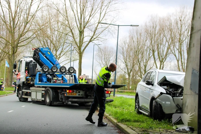 Drie gewonden na frontale botsing tegen pijler van viaduct