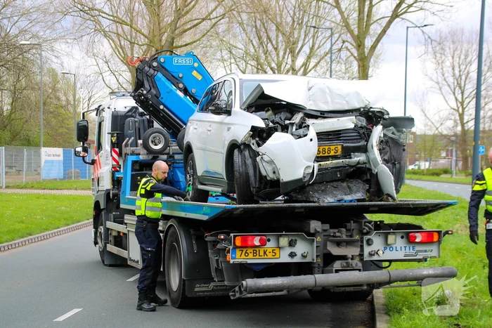 Drie gewonden na frontale botsing tegen pijler van viaduct