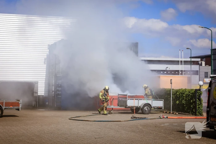 Brand in bouwafval container