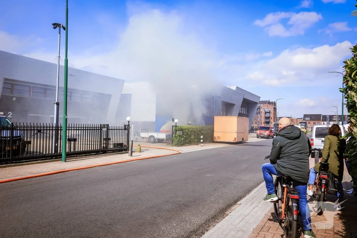 Brand in bouwafval container