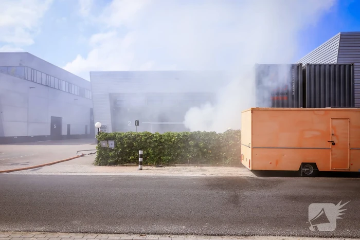 Brand in bouwafval container