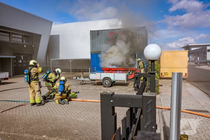Brand in bouwafval container