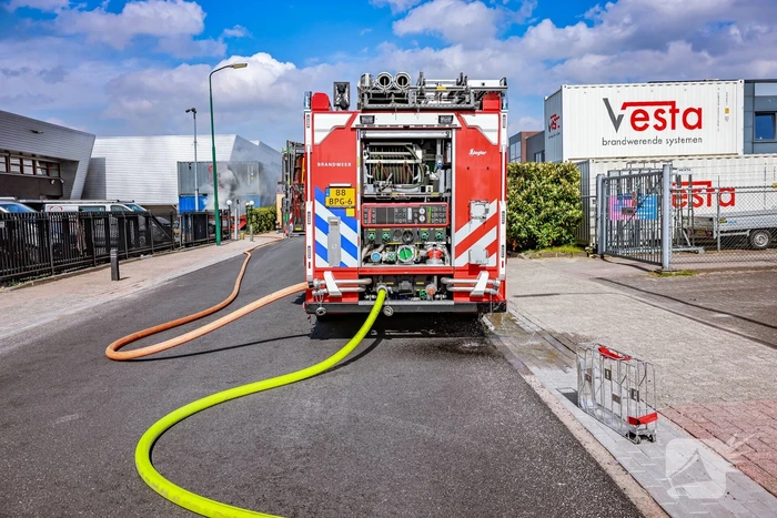 Brand in bouwafval container