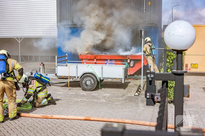 Brand in bouwafval container